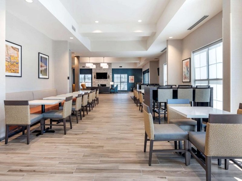 Comfort Suites Grandview - Kansas Cityの写真