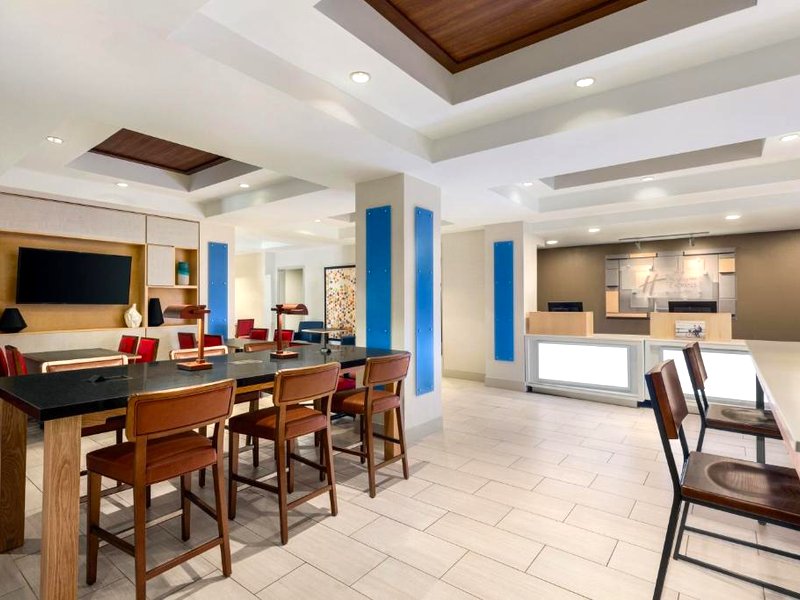 Holiday Inn Express Hotel & Suites Shawnee I-40 By IHGの写真