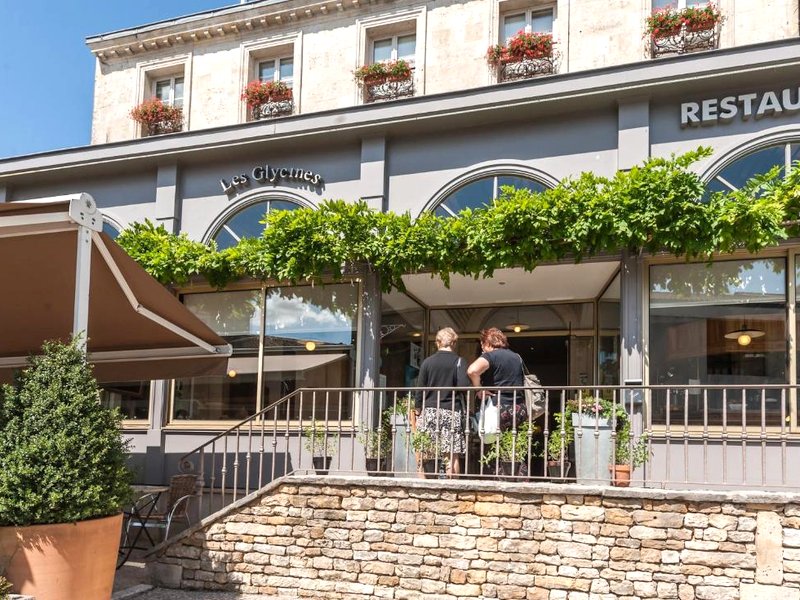 Logis hotels Les Glycinesの写真
