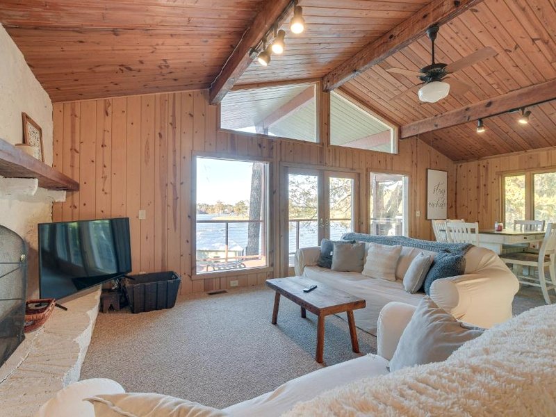 Cozy Lakefront Cabin in Semora with Large Dock!の写真