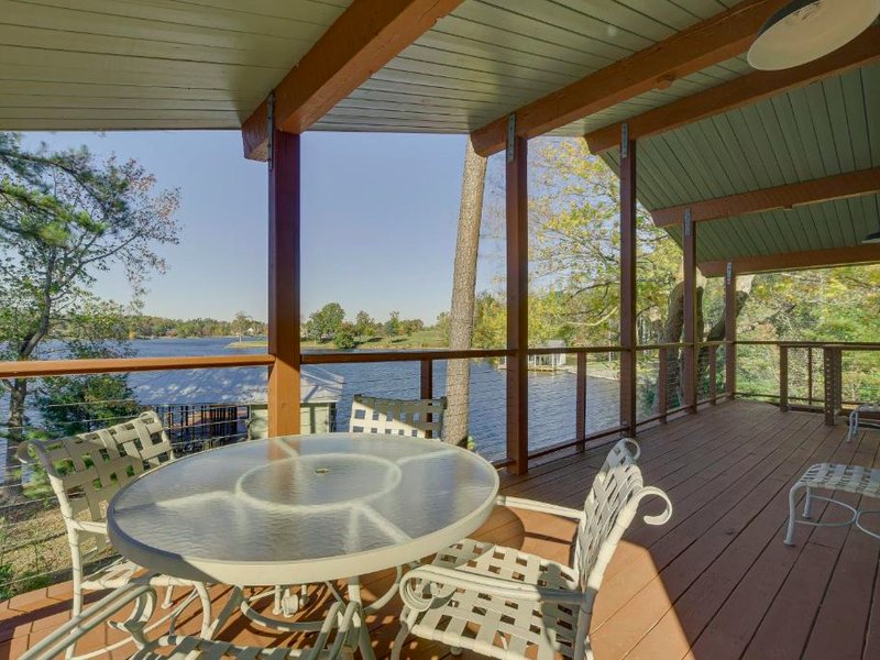 Cozy Lakefront Cabin in Semora with Large Dock!の写真