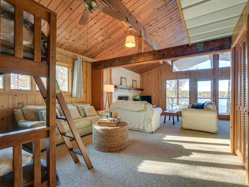 Cozy Lakefront Cabin in Semora with Large Dock!の写真