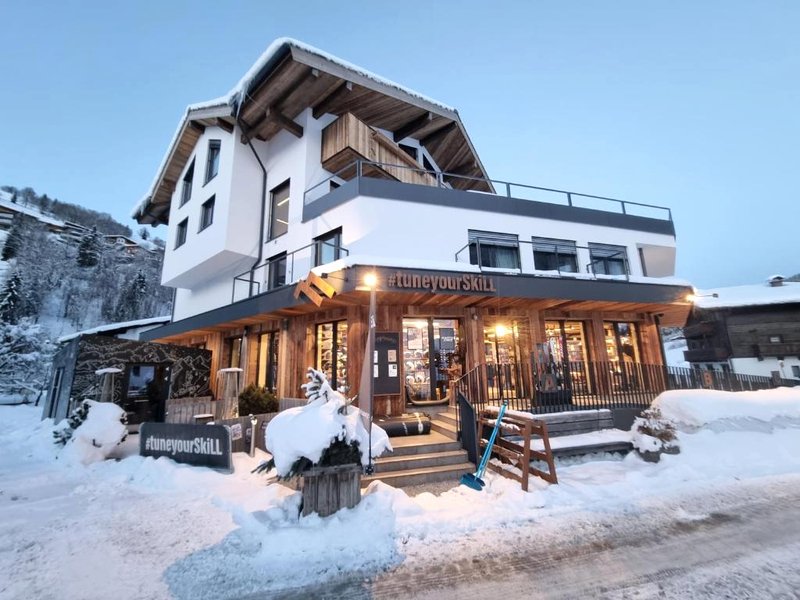SKILL Mountain Lodge - Ski und Bike Hostel im Sommer mit JOKER CARDの写真