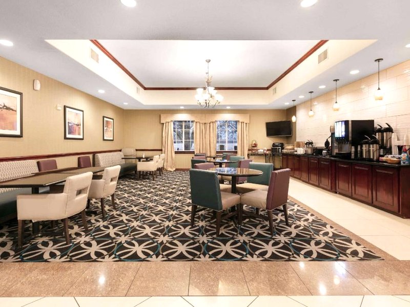 La Quinta Inn & Suites by Wyndham Lindaleの写真