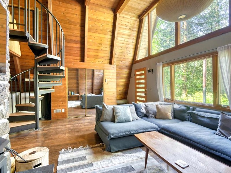 Modern A-Frame Cabin in the Woodsの写真