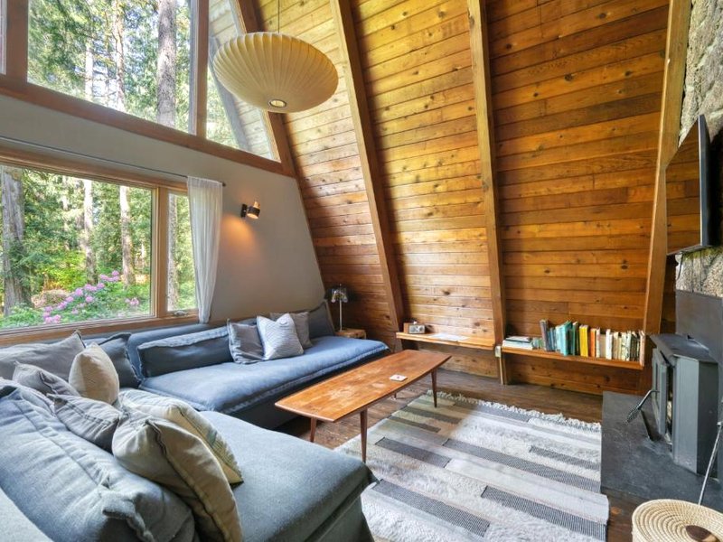Modern A-Frame Cabin in the Woodsの写真