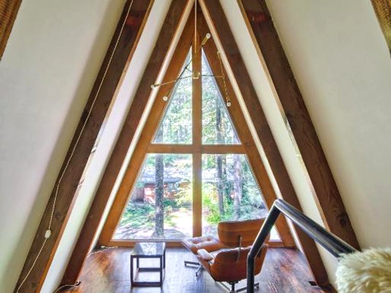 Modern A-Frame Cabin in the Woodsの写真