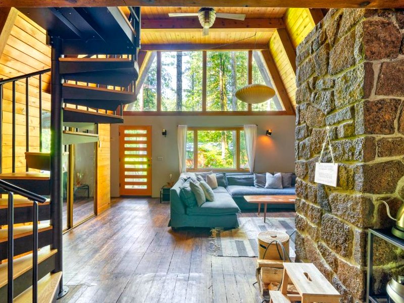 Modern A-Frame Cabin in the Woodsの写真