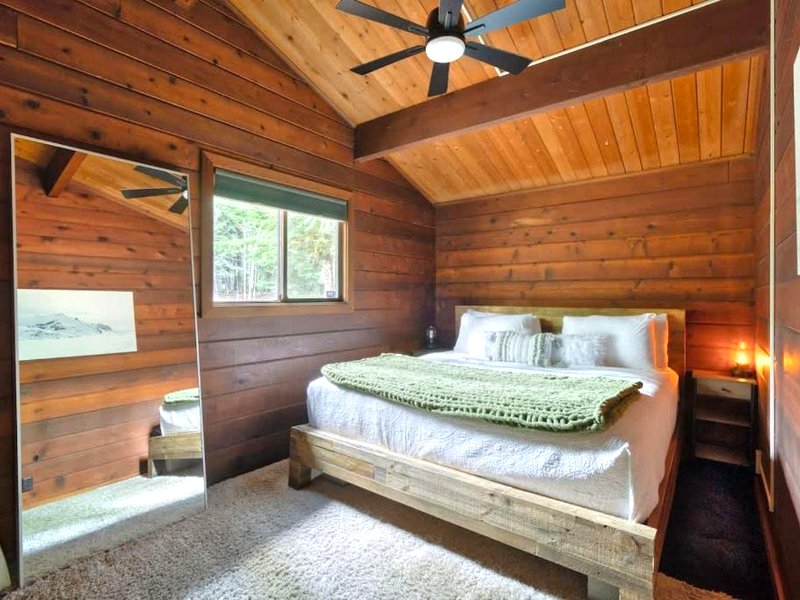 Mid-century Cabin Hideaway - Hot Tub & Fire Pitの写真