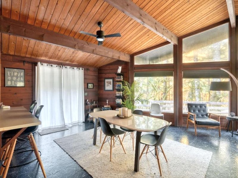 Mid-century Cabin Hideaway - Hot Tub & Fire Pitの写真