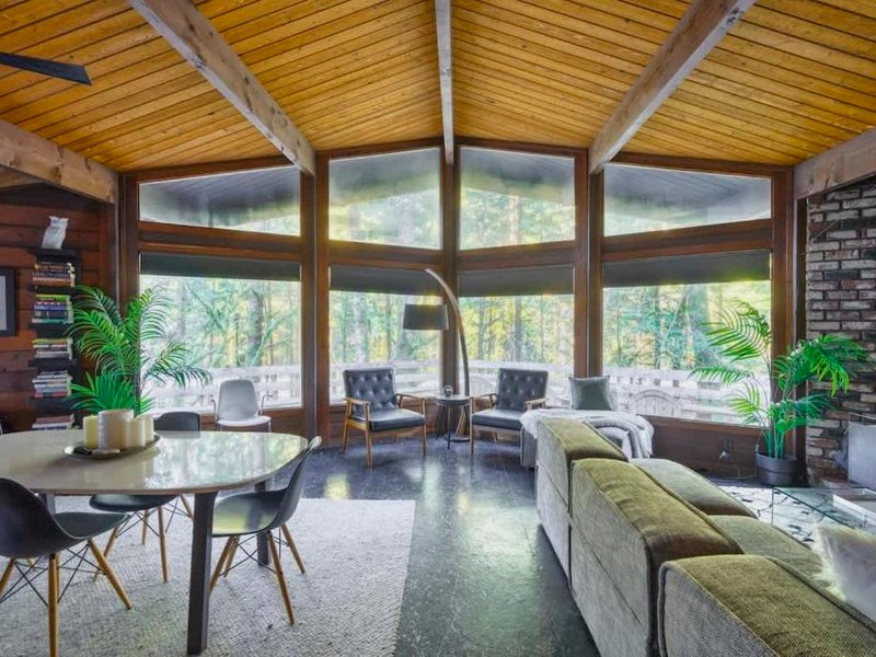 Mid-century Cabin Hideaway - Hot Tub & Fire Pitの写真