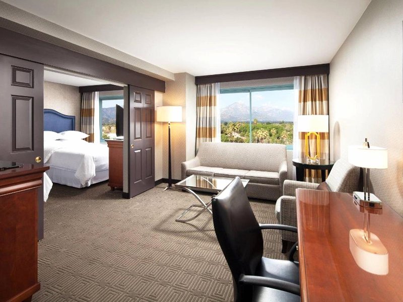 シェラトン フェアプレックス スイーツ アンド カンファレンス センター (Sheraton Fairplex Suites & Conference Center)の写真