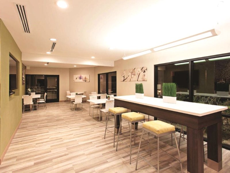 ラ キンタ イン & スイーツ バイ ウィンダム ポモナ (La Quinta Inn & Suites by Wyndham Pomona)の写真