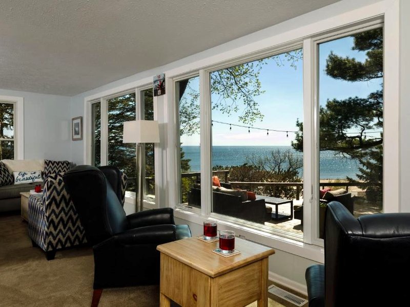 Looking Glass Beachfront Innの写真