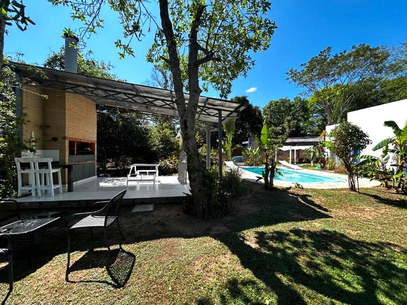 Casa en San Bernardino en Venta y Alquiler con Cancha de futbol, parrilla y piscina zona la Alemana の写真
