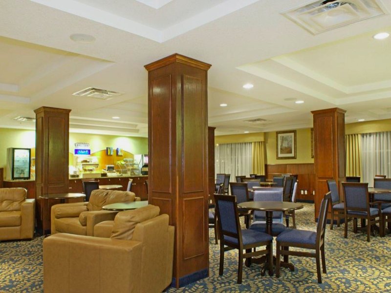 Holiday Inn Express Hotel & Suites Edson By IHGの写真