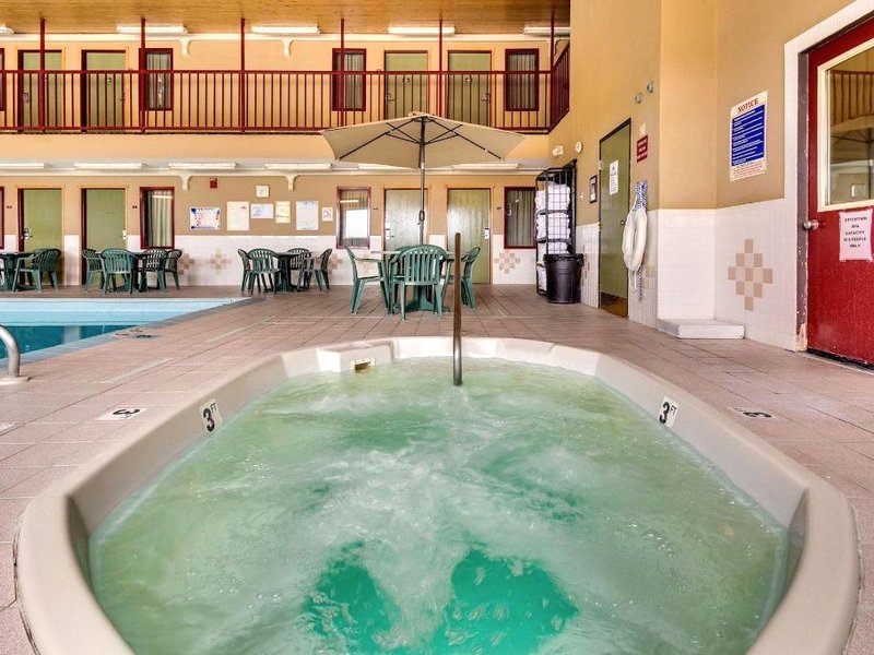 ファイアーサイド イン アンド スイーツ (Fireside Inn and Suites)の写真