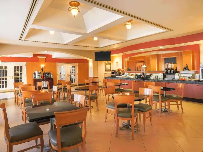 ラ キンタ イン&スイーツ バイ ウィンダム アイスリップ マッカーサー エアポート (La Quinta Inn & Suites by Wyndham Islip - MacArthur Airport)の写真