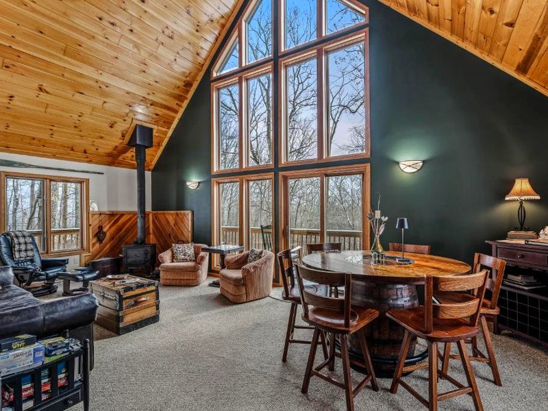 Sqyrls Nest - 3BR Retreat With a Hot Tub (Sqyrls Nest - Hot Tub, Pet Friendly, Screen Porch, Grill, Wifi, Fire Pit, Deck, View, Family Friendl)の写真