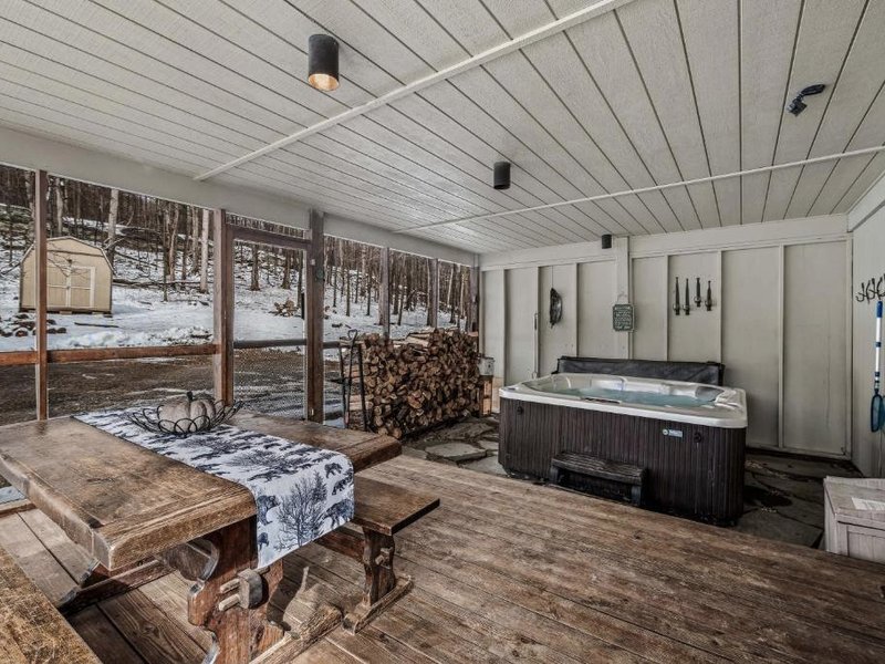Sqyrls Nest - 3BR Retreat With a Hot Tub (Sqyrls Nest - Hot Tub, Pet Friendly, Screen Porch, Grill, Wifi, Fire Pit, Deck, View, Family Friendl)の写真