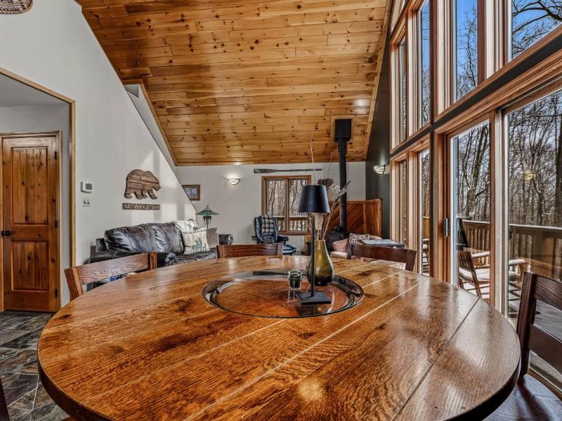 Sqyrls Nest - 3BR Retreat With a Hot Tub (Sqyrls Nest - Hot Tub, Pet Friendly, Screen Porch, Grill, Wifi, Fire Pit, Deck, View, Family Friendl)の写真