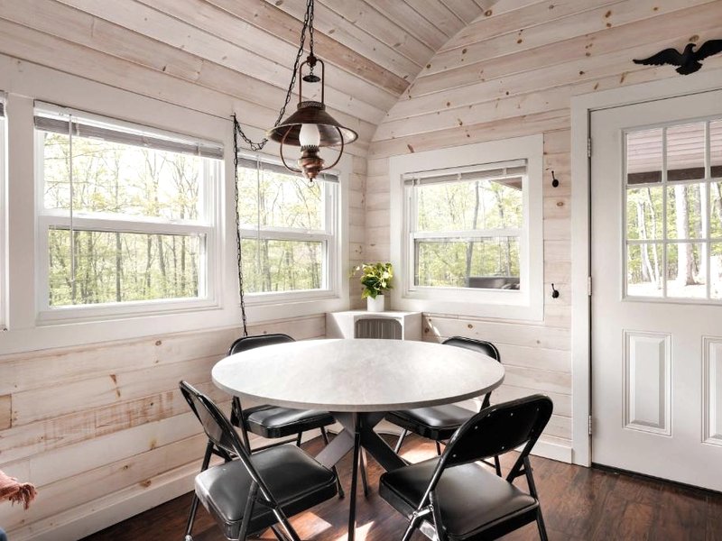 Tiny Cabin w Fire Pit Game Room and Dog Friendlyの写真