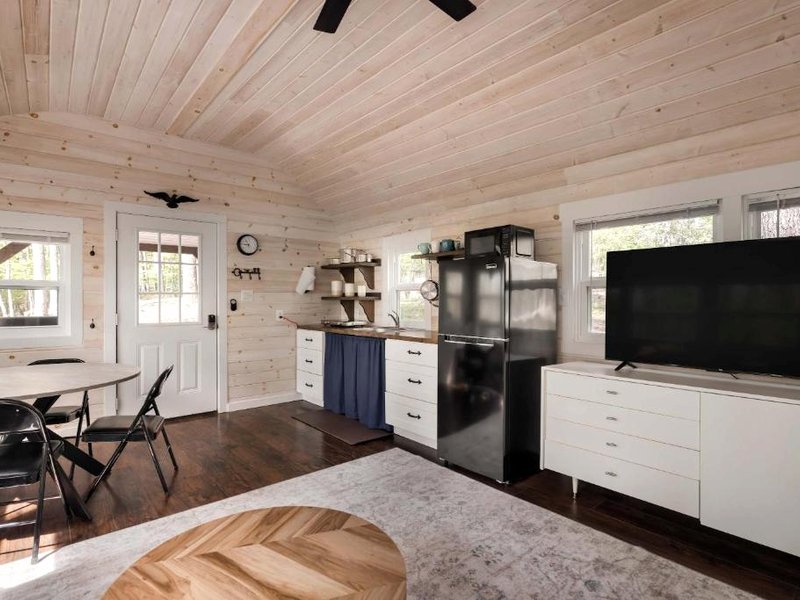 Tiny Cabin w Fire Pit Game Room and Dog Friendlyの写真