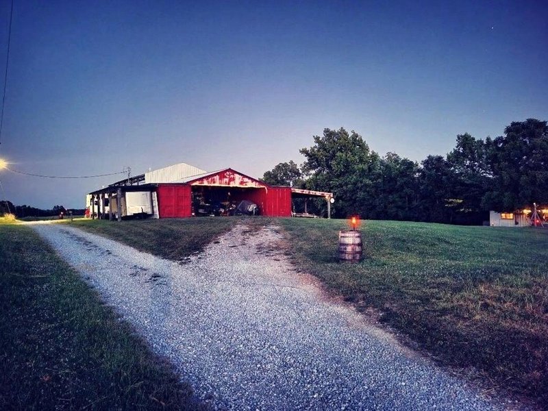 Cozy Tiny House on Working Farm, for Fun Glamping Trips in Kentuckyの写真