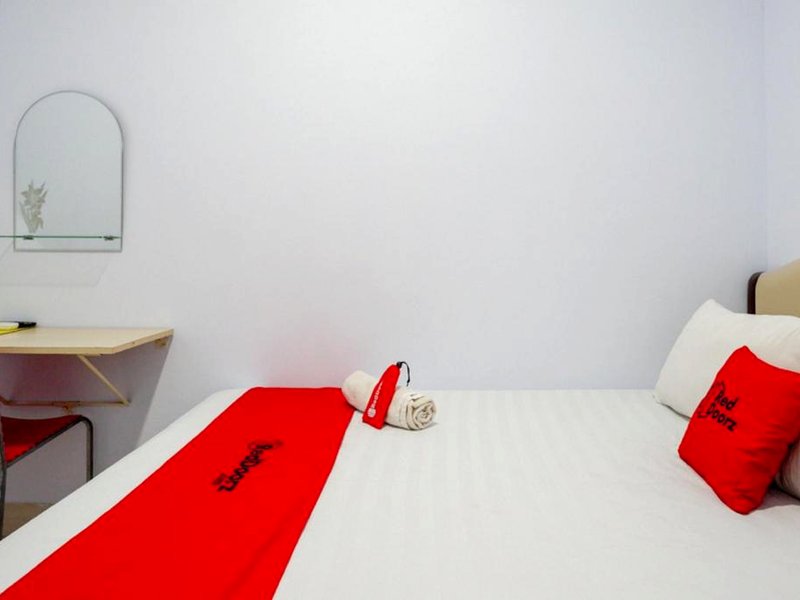 レッドドアーズ アット ホテル ブラボー パンタイ カマリ バウ バウ (RedDoorz @ Hotel Bravo Pantai Kamali Bau Bau)の写真