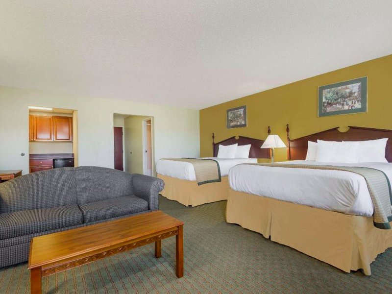 デイズ イン バイ ウィンダム ノートン (Days Inn by Wyndham Norton)の写真