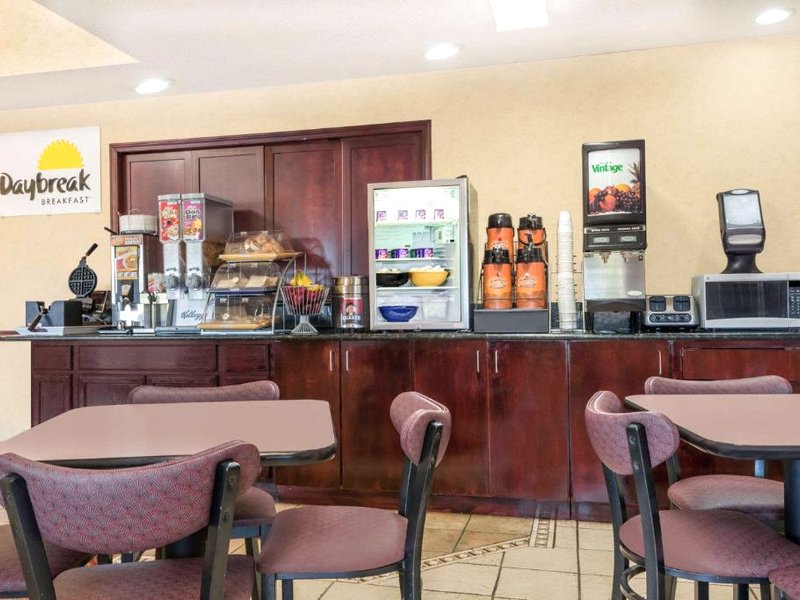 デイズ イン バイ ウィンダム ノートン (Days Inn by Wyndham Norton)の写真