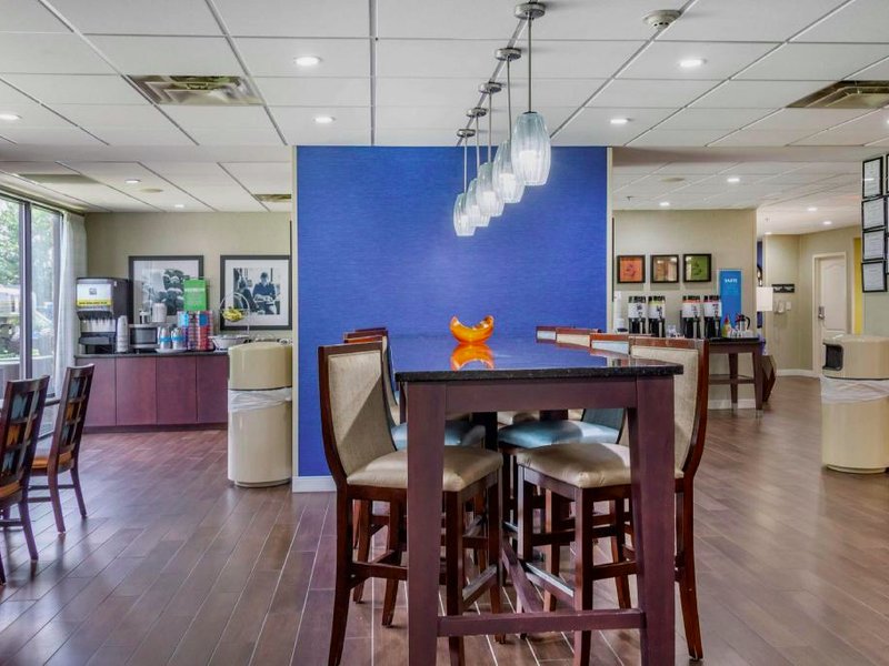 ハンプトン イン アデル (Hampton Inn Adel)の写真