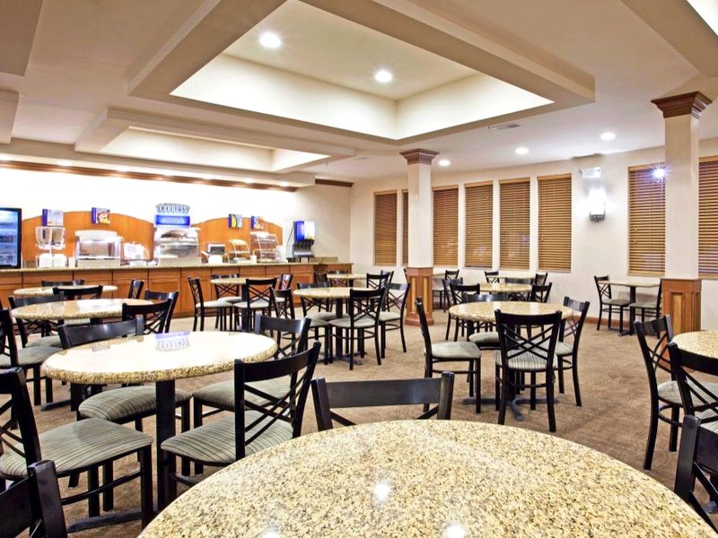 Holiday Inn Express Hotel & Suites Howell By IHGの写真