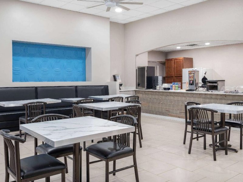 Days Inn & Suites by Wyndham Niagara Falls/Buffaloの写真