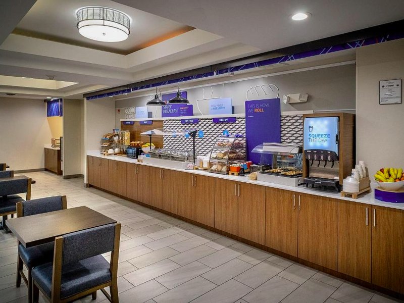Holiday Inn Express & Suites Fairmont By IHGの写真