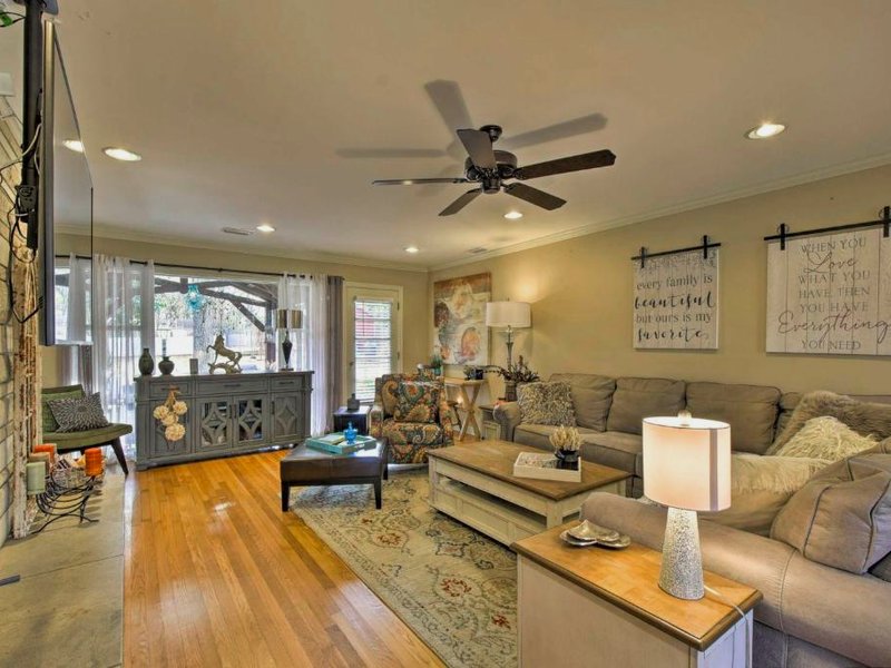 Charming Florence Getaway with Fireplace and Grill!の写真