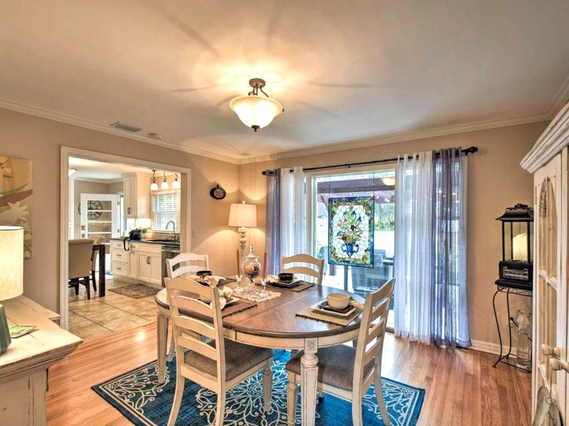 Charming Florence Getaway with Fireplace and Grill!の写真