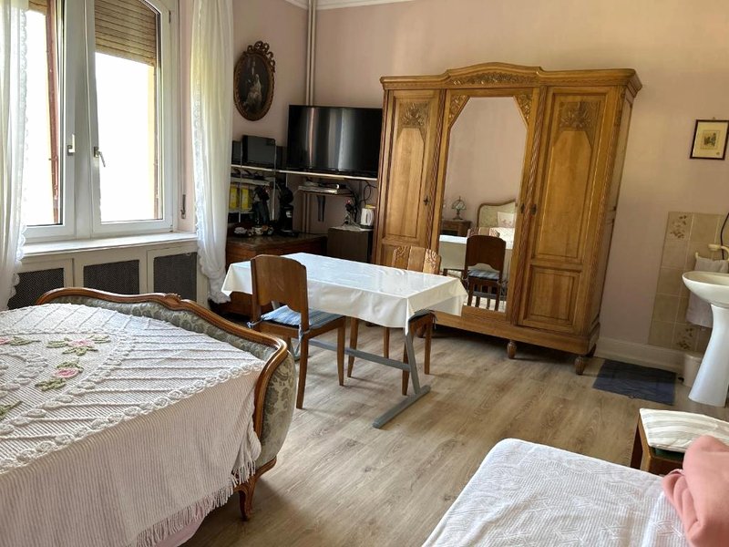 Chambre Gentiane 2 à 3 personnes wifi sdb partagée (Chambre Gentiane 2 a 3 personnes wifi sdb partagee)の写真