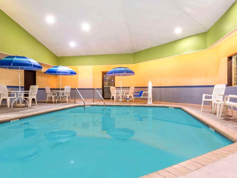 Days Inn & Suites by Wyndham Kaukauna WIの写真