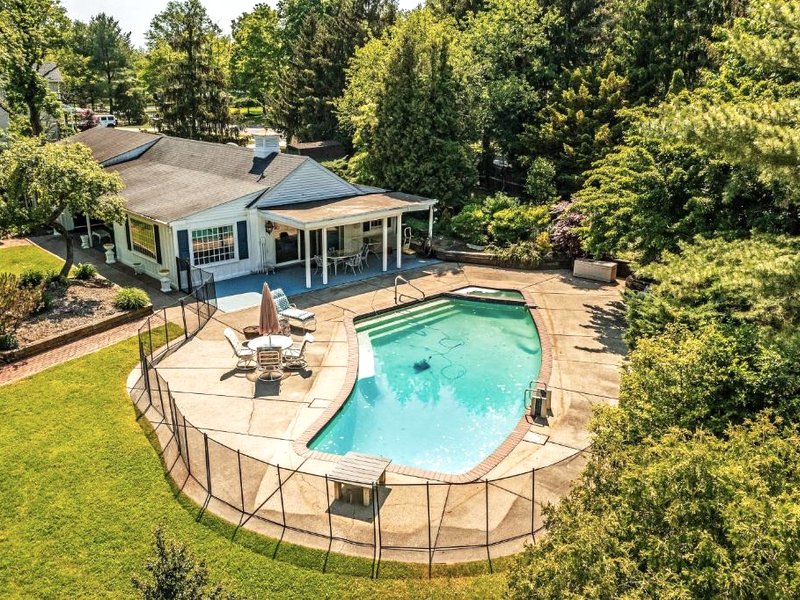 Pool and Courtyard Timeless Home in Lansdaleの写真
