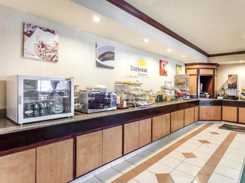 デイズ イン&スイーツ バイ ウィンダム ウォレン (Days Inn & Suites by Wyndham Warren)の写真