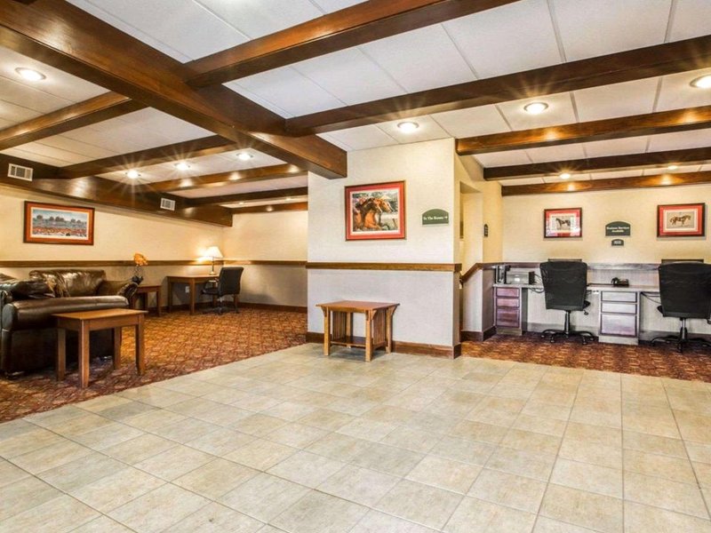 Clarion Inn & Suites at the Outlets of Lake Georgeの写真
