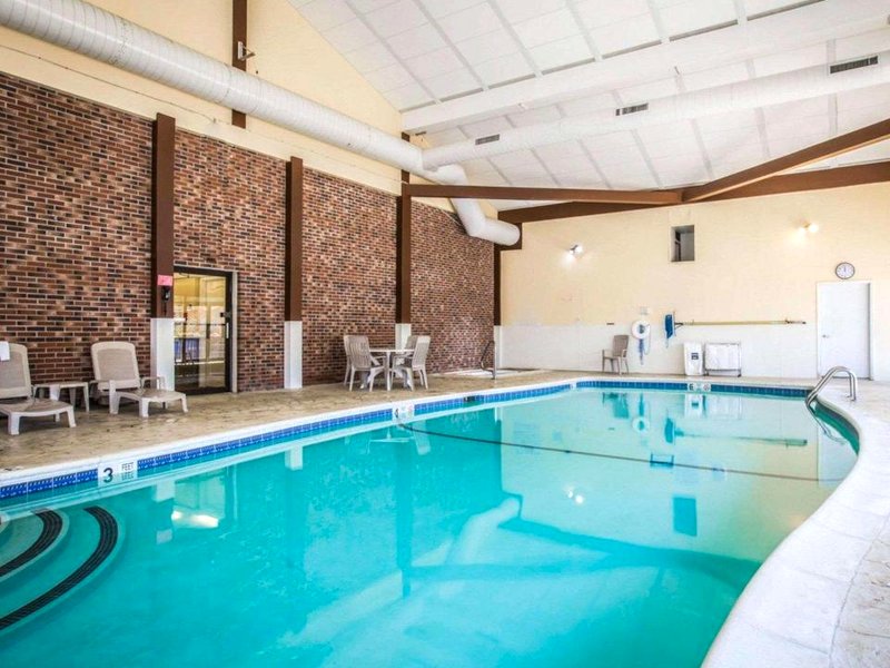 Clarion Inn & Suites at the Outlets of Lake Georgeの写真