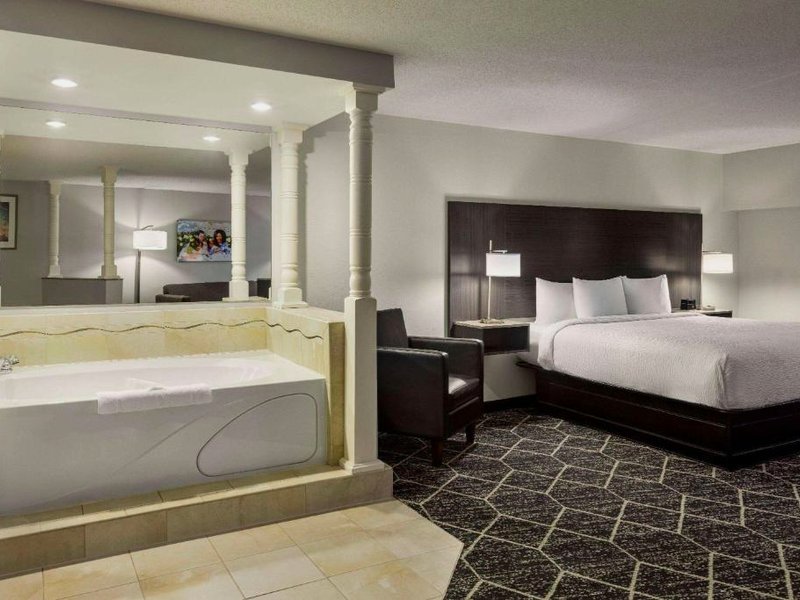 La Quinta Inn & Suites by Wyndham Lake Georgeの写真