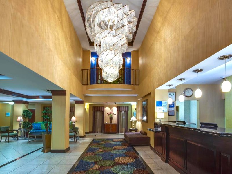 Holiday Inn Express Tower Center New Brunswick By IHGの写真