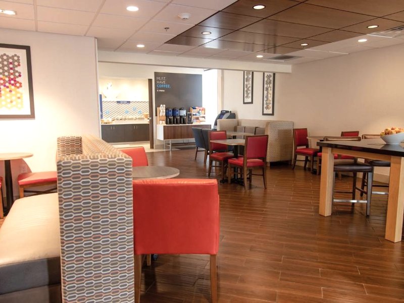 Holiday Inn Express Marshfield Springfield Areaの写真