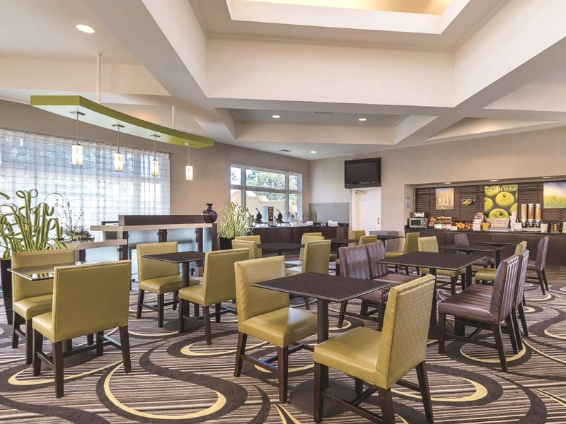 La Quinta Inn & Suites by Wyndham Ontario Airportの写真