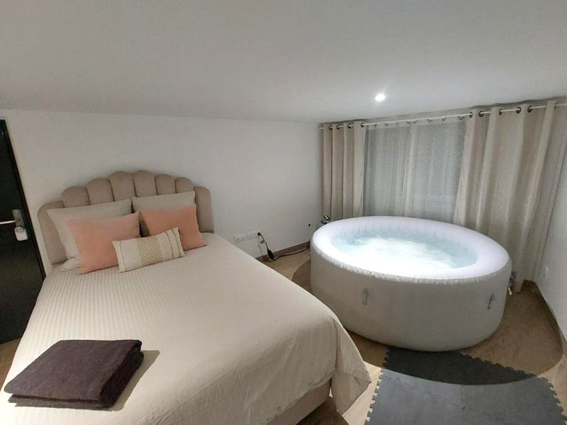 L08 Jacuzzi 5 Etoile By Villa Dengousの写真