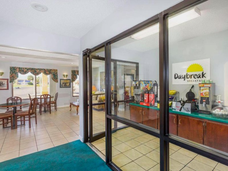 デイズ イン バイ ウィンダム エンタープライズ (Days Inn by Wyndham Enterprise)の写真