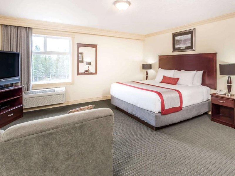 Ramada by Wyndham Hintonの写真